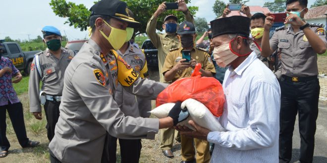 Polres Tulang Bawang Bagikan Ratusan Paket Sembako, Kapolres : 10 Kampung Yang Terima Bantuan